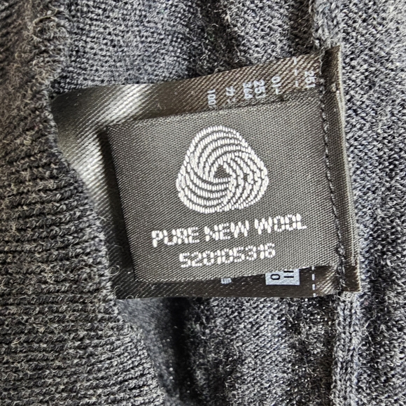 Uniqlo Wool V Neck Sweater in Charcoal - Size S - Picture 8 of 8